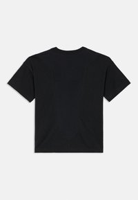 Czarny T-shirt z krótkim rękawem z ciemniejszym panelem biegnącym pionowo wzdłuż środka pleców, ułożony na białym tle.