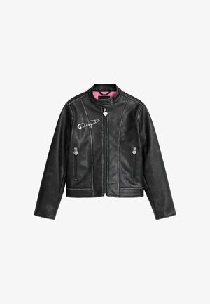 Schwarze Jacke aus Kunstleder mit Reißverschluss vorne, zwei Reißverschlusstaschen mit herzförmigen Zippern und einem pinkfarbenen Sicherheitsnadel-Design auf der linken Brust.