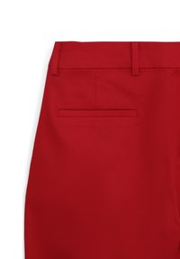 Rote, maßgeschneiderte Hose aus glattem Stoff, mit schlanker Passform und einer einzigen Gesäßtasche mit geradem Nahtverlauf. Keine sichtbaren Beschläge oder Muster.