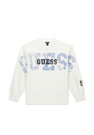 Witte lange mouwen crewneck trui met grote verweerde blauwe "GUESS" tekst over de voorkant en kleinere zwarte "GUESS" tekst in het midden erbovenop.