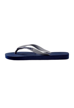 Chanclas azul marino con una plantilla texturada y correas de goma gris. Presentan una suela moldeada y un ligero arco para mayor comodidad.