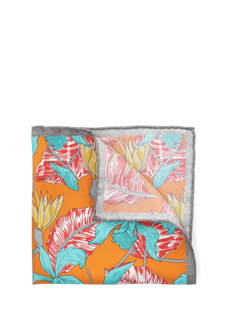 Kolorowy szal w kwiaty z żywym pomarańczowym tłem, na którym znajdują się turkusowe i czerwone liście, wykończony delikatnym szarym brzegiem. Miękka tkanina z bogatymi wzorami.