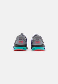 Nike Performance METCON 9 FLYEASE - Sportovní boty - cement grey/hot punch/black/concord/green frost