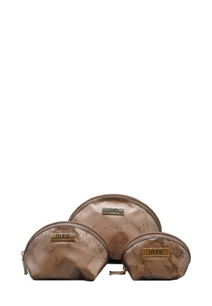 Set di tre pochette cosmetiche in raso marrone chiaro, ciascuna con stampa di mappa. Dettagli in metallo color oro e chiusure con zip. Dimensioni varie.