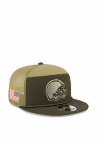 Olivgrüne Baseballmütze mit Netzseitenpanelen, ausgestattet mit einem gestickten Footballhelm-Logo und einem Patch der amerikanischen Flagge.