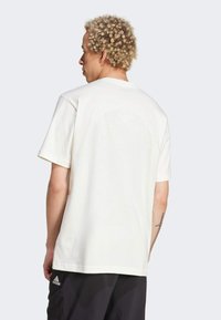 adidas Sportswear CITY ESCAPE GRAPHIC - Majica kratkih rukava s printom - off white