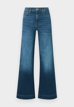 Jean en denim bleu taille haute avec jambes larges, fermeture à boutons sur le devant, cinq poches et détails délavés sur les cuisses et le bas des jambes.