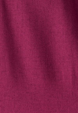 Fuchsia-Stoff mit strukturierter Webart, der eine einheitliche Farbe und subtile Farbschattierungen auf der gesamten Oberfläche aufweist.