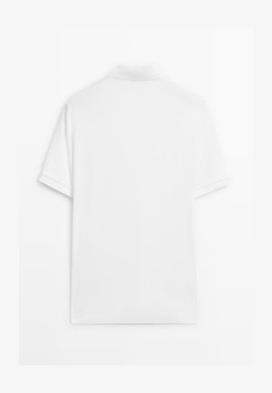 Polo bianca a maniche corte con colletto standard e tessuto morbido. Presenta una texture liscia e un design pulito e semplice senza abbellimenti.