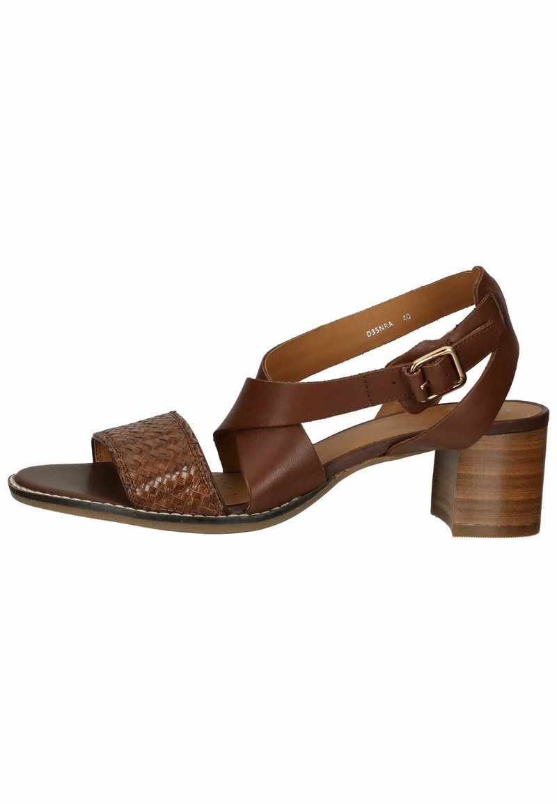 Sandale femme en cuir marron avec bride avant tissée, boucle de cheville ajustable et petit talon empilé.