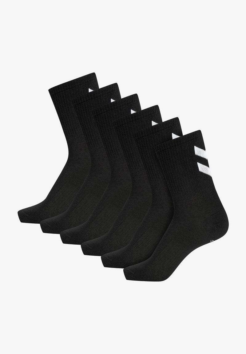 Calcetines negros de algodón con textura acanalada, que presentan refuerzos en los talones y en los dedos. Tienen tres rayas diagonales blancas en cada calcetín. Set de seis.