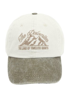 Beige värinen lippalakki, jossa oliivinvihreä lippa ja kirjailtu vuoristokuvio sekä teksti "The Dolomites, The Land of Timeless Giants."