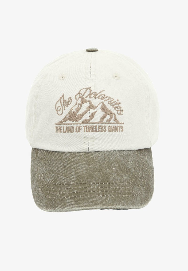 Czapka bejsbolowa z beżową koroną i oliwkowo-zielonym daszkiem, haftowana grafiką gór i napisem "Dolomity, Kraina Ponadczasowych Gigantów."
