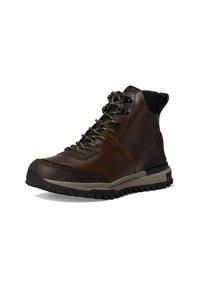 Bottes de randonnée en cuir marron avec une tige haute, des accents noirs, un système de laçage à l'avant et une semelle en caoutchouc texturée conçue pour une meilleure adhérence.