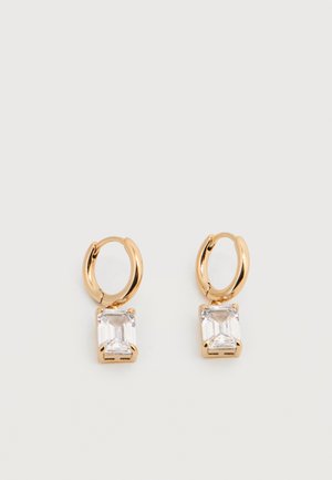 Pendientes de aro dorados, cada uno con una piedra preciosa rectangular transparente colgante engastada en cuatro garras sobre un fondo blanco.