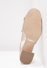 Semelle d'une sandale beige Gabor avec un talon bloc moyen, affichant la taille 4,5 et un motif antidérapant sur la semelle.