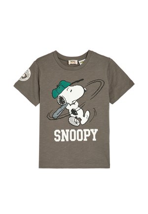 Graues Baumwoll-T-Shirt mit einem Grafikdesign von Snoopy in einem grünen Hut und mit einem Baseballschläger, dazu der Text "SNOOPY" in weiß gedruckt. Kurze Ärmel.