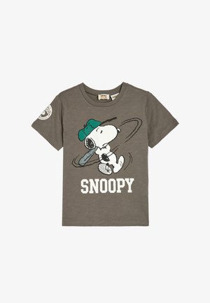 Grijze katoenen t-shirt met een afbeelding van Snoopy in een groene hoed en met een honkbalbat, met de tekst "SNOOPY" in het wit gedrukt. Korte mouwen.