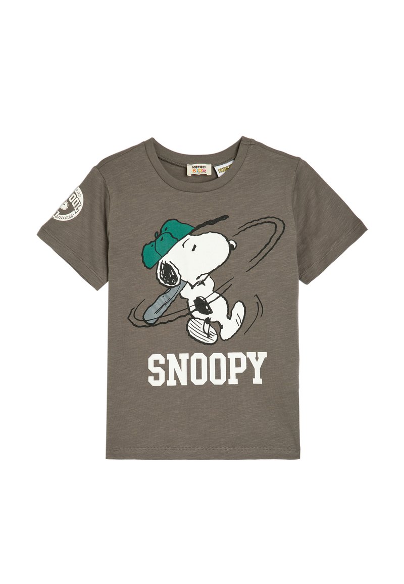 Camiseta de algodón gris con un gráfico de Snoopy con un sombrero verde y un bate de béisbol, con el texto "SNOOPY" impreso en blanco. Manga corta.