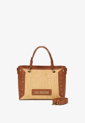 Borsa a tracolla in finta pelle marrone con corpo in paglia intrecciata, dettagli in hardware dorato, borchie laterali e tracolla removibile. Presenta una placca con il marchio sul davanti.