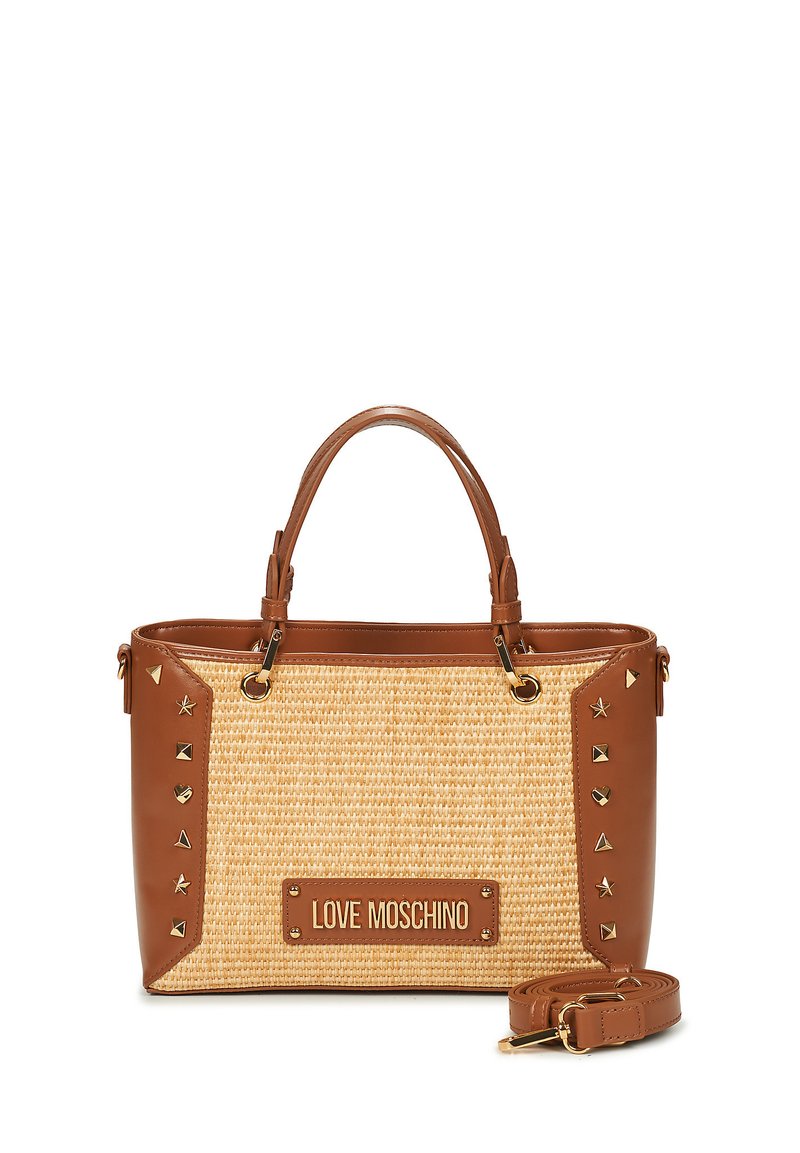 Borsa a tracolla in finta pelle marrone con corpo in paglia intrecciata, dettagli in hardware dorato, borchie laterali e tracolla removibile. Presenta una placca con il marchio sul davanti.