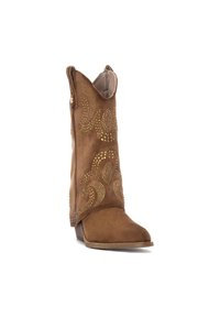 Stivale cowboy in suede marrone con decorazioni di borchie dorate, punta appuntita, cuciture laterali inclinate e tacco corto impilato.
