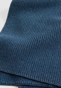 Cachecol de malha azul escuro, com textura canelada e acabamento liso. O material parece macio e flexível, com um padrão consistente.