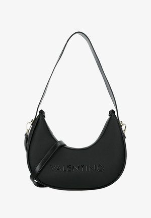 Borsa a tracolla nera in materiale strutturato, caratterizzata da una forma a mezzaluna, logo del marchio in rilievo e una singola tracolla regolabile con dettagli in metallo.