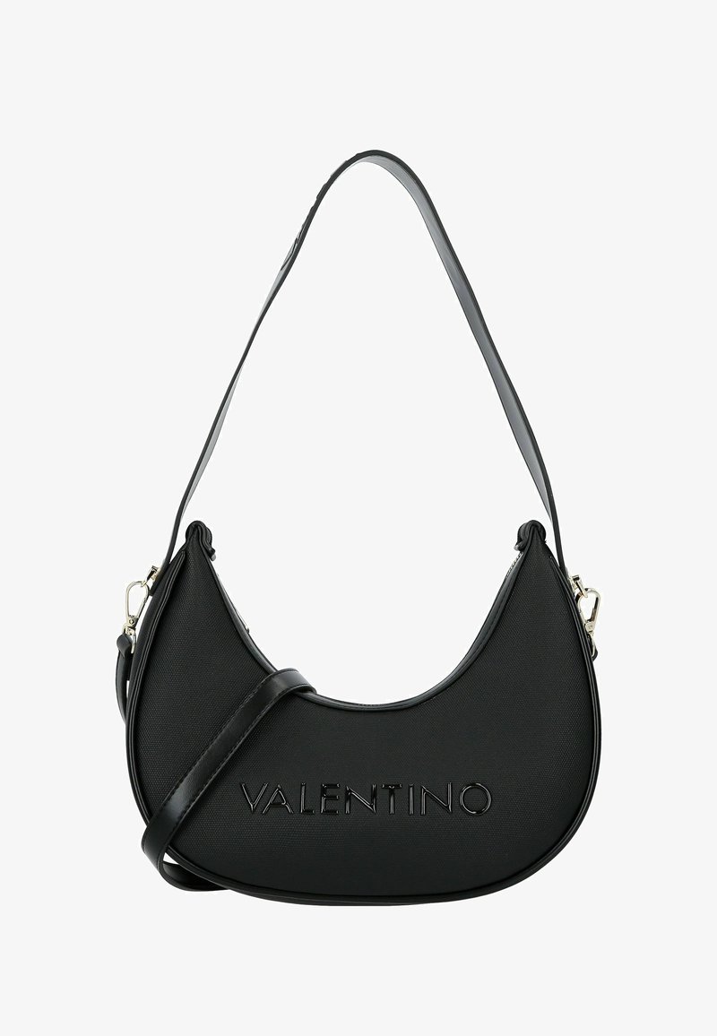 Bolso negro de hombro hecho de material texturizado, con forma de media luna, logo de la marca en relieve y una correa ajustable con detalles metálicos.