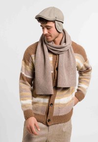 Kardigan i ullblandning med horisontella ränder i beige, brunt och krämfärgat, med knappstängning och ribbade ärmmuddar, tillsammans med en stickad scarf och mössa.