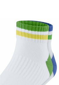 Baumwollsocken mit weißem Grund, die am Bündchen horizontale Streifen in Grün, Gelb und Blau aufweisen. Strukturiertes Rippmuster und lebendige Akzente.