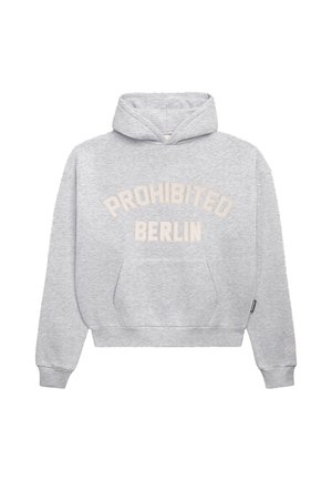 Grijze hoodie met een voorzak, een capuchon met trekkoorden en de tekst "PROHIBITED BERLIN" in lichtbeige, met ribbels aan de onderkant en de mouwen.