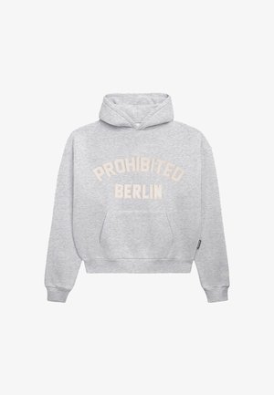 Grå hettegenser med frontlomme, snor i hetta og teksten "FORBUDT BERLIN" i lys beige, samt ribbestrikket kant og mansjetter.