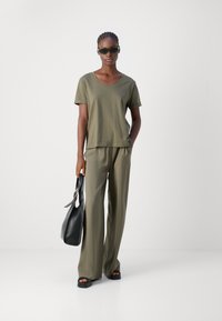 Esprit TEE - Camiseta básica - dark khaki