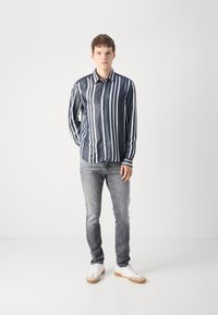 Tommy Jeans AUSTIN SLIM - Vaqueros slim fit - denim black
