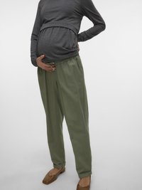 Rasedusriietus, mis koosneb hallist, istuvast pika varrukaga topist ja lahtistest rohelisestest pükstest küljetaskutega, millele on lisatud pruunid kontsakingad.