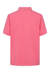 Zadnji pogled na enostavno roza polo majico s kratkimi rokavi in ovratnikom s subtilnim belim trakom.