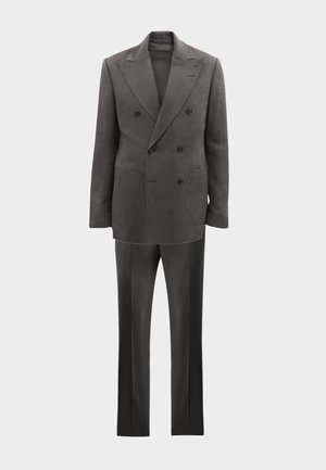 Grau melierte, doppelt geknöpfte Leinenjacke mit zwei Vorderaschen und passenden grauen Hosen, die eine taillierte Passform und eine glatte Textur aufweisen.