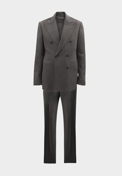 Sacou din in gri cu două rânduri de nasturi, având două buzunare frontale și pantaloni gri asortați, prezentând o croială ajustată și o textură fină.