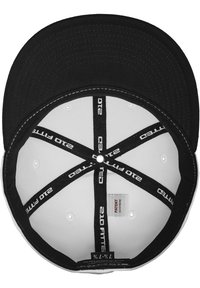 Fitted cap med en sort ydre og en hvid inderside. Har sort syning og et mærke med patentoplysninger indeni kronen.