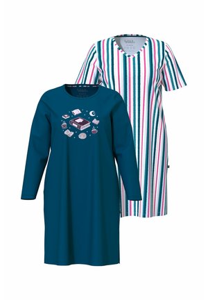 To nattøj, den ene mørk teal med lange ærmer og bog-tema print, den anden hvid med pink og teal lodrette striber og korte ærmer.