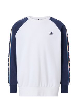 Weißes Sweatshirt mit Rundhalsausschnitt, marineblaue Raglanärmel und Champion-Logos entlang der Ärmel, kleines Champion-Logo auf der linken Brust.