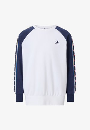 Biała bluza crewneck z granatowymi raglanowymi rękawami i logo Champion biegnącym wzdłuż ramion, małe logo Champion na lewej piersi.