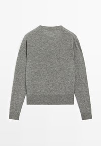 Hellgrauer langärmliger Strickpullover mit geripptem Rundhalsausschnitt, Bündchen und Saum, flachliegend und die Rückseite zeigend.