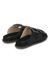 Zwarte suède sandalen met decoratieve metalen accenten, een open achterkant, een textuur bovenkant en een gevoerd voetbed voor comfort.