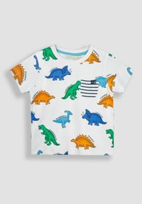 Kortærmet hvid bomulds t-shirt med farverige dinosaur-motiver i blå, grøn, orange og gul samt en stripet lomme detalje.