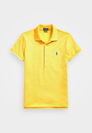 Polo jaune à manches courtes avec col, patte de boutonnage, et logo brodé bleu sur la poitrine gauche.