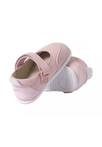 Zapatos de cuero rosa claro con una correa de velcro, punta redondeada y suela de goma blanca que cuenta con acentos texturizados y detalles de costura.