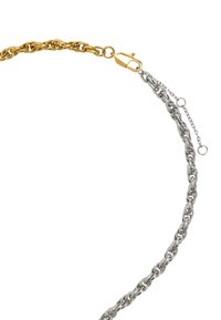 Naszyjnik z łańcuszka ze złotego i srebrnego metalu, z połączonymi owalnymi ogniwami, zapięciem typu karabińczyk oraz detalem przedłużającego łańcuszka.