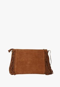 Borsa clutch rettangolare in pelle scamosciata marrone con dettagli a frange su entrambi i lati e chiusura a zip superiore.
